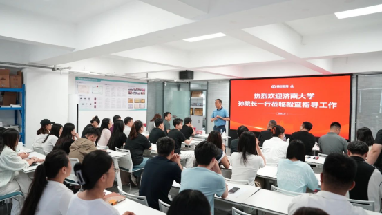 济南大学孙院长一行莅临我校调研指导并慰问一线教职工代表(图3)