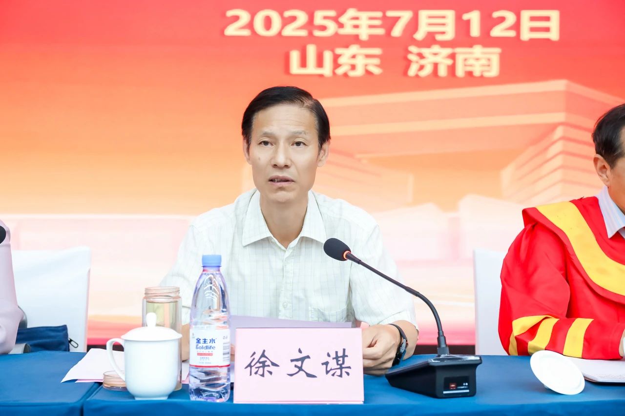 山东开放大学成人高等教育2025届学生毕业典礼暨学位授予仪式成功举办，我校毕业生代表上台发言(图4)
