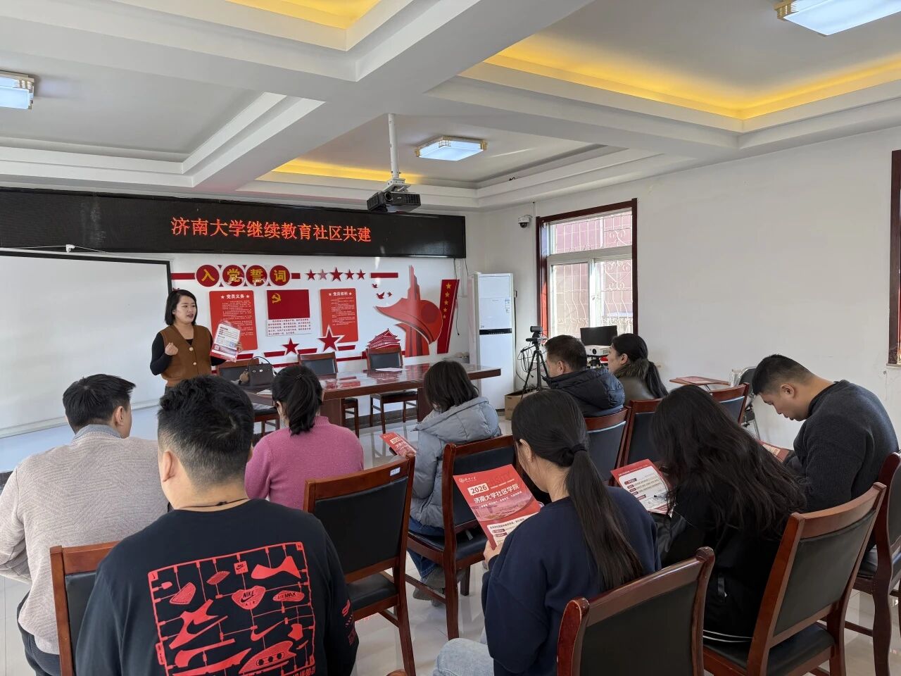 9075c0ae79f26367cbf7ab28951f3601.jpg 知识进社区,温暖入人心——济南大学社区学院“社区共建”活动持续开展(图2)