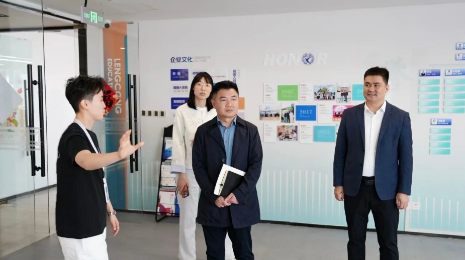 历城区委社会工作部领导莅临我校指导工作(图1)