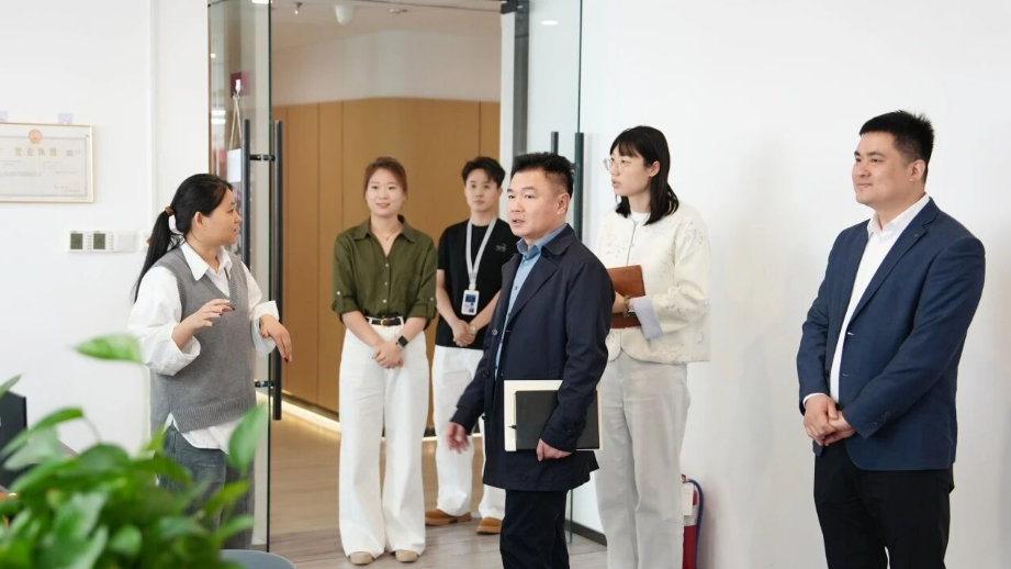 历城区委社会工作部领导莅临我校指导工作(图2)